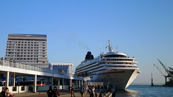 神戸港に停泊する客船