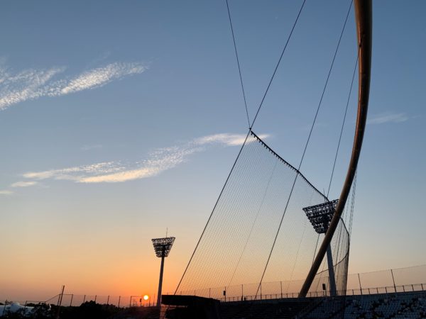 夕暮れの野球場