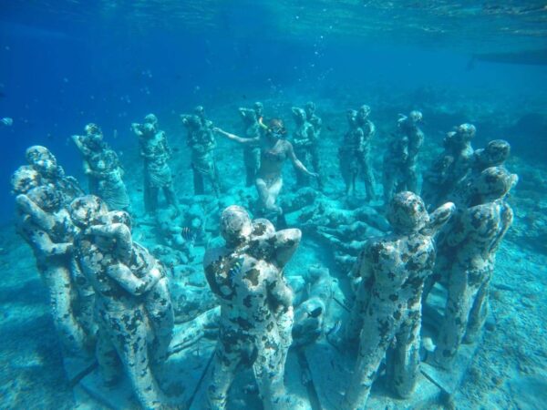 バリのギリ島の水中オブジェ 1恋人たちの石像