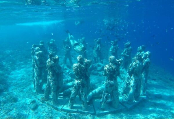 バリのギリ島の水中オブジェ 2恋人たちの石像