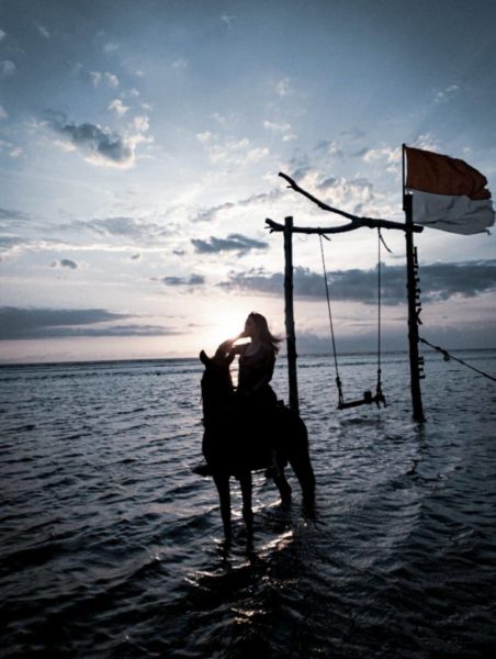 バリのギリ島 で馬に乗る女性 2