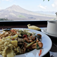 バトゥール山での食事 1