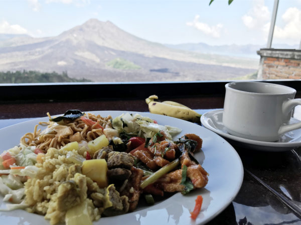 バトゥール山での食事 1