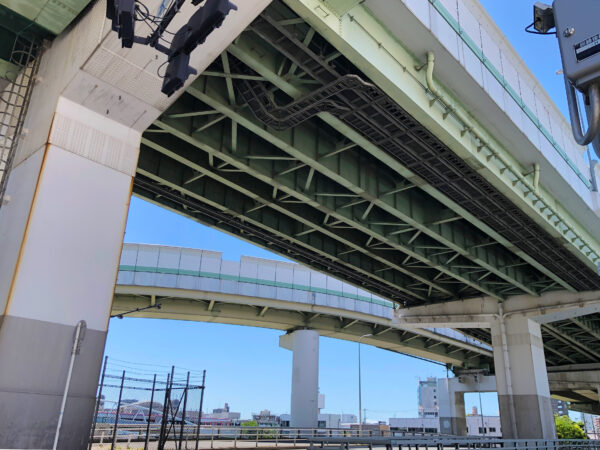 高速道路の高架下