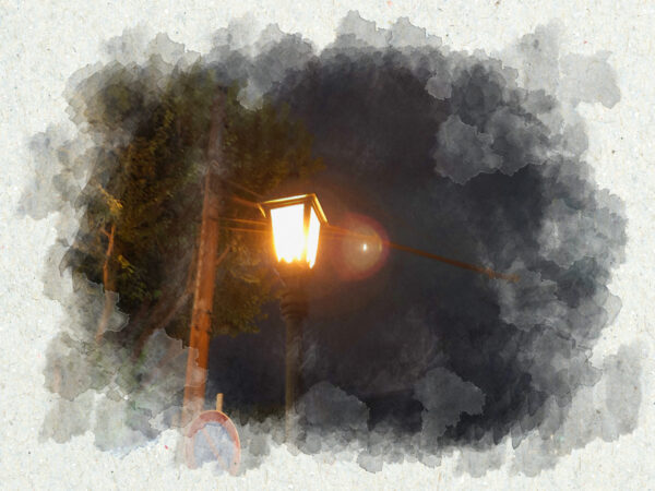夜の点灯している街灯 1