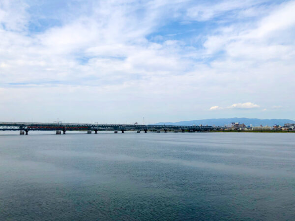 淀川に架かる橋と電車 1