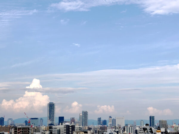 ビルの街並みと入道雲 1