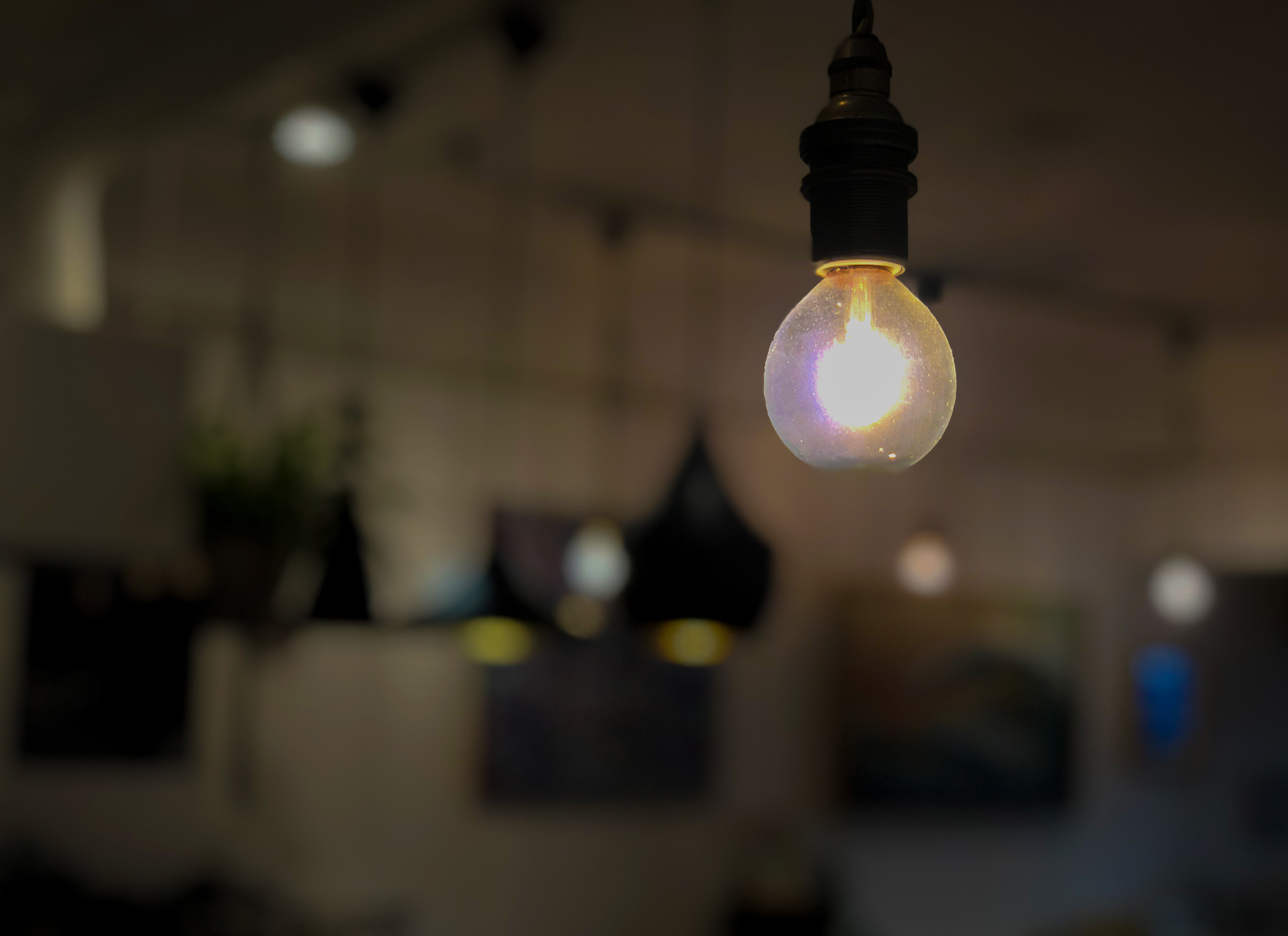光っている電球 4 無料写真 フリー素材のダウンロードサイト もある
