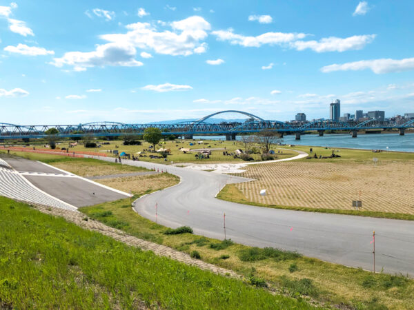 河沿いの橋の下の公園 1