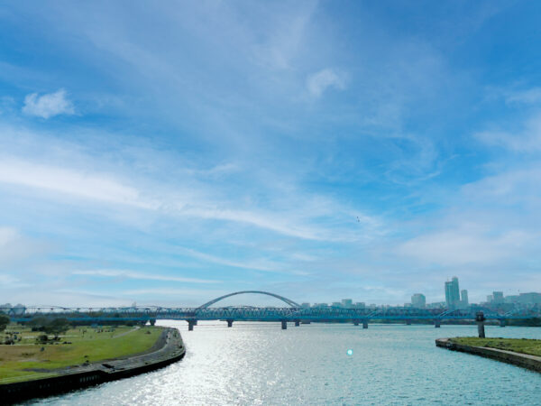 河沿いの橋の下の公園 2