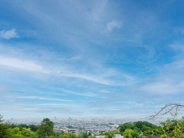 緑と空と街並み 2