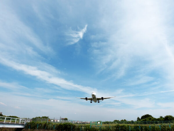 だんだんと着陸してくる飛行機 5