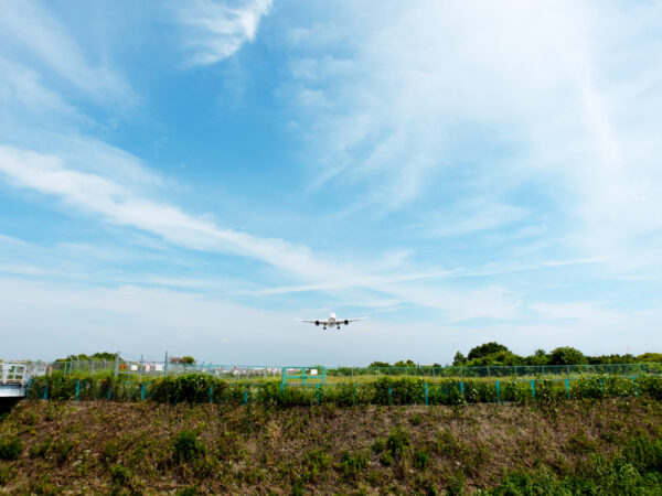 だんだんと着陸してくる飛行機 3