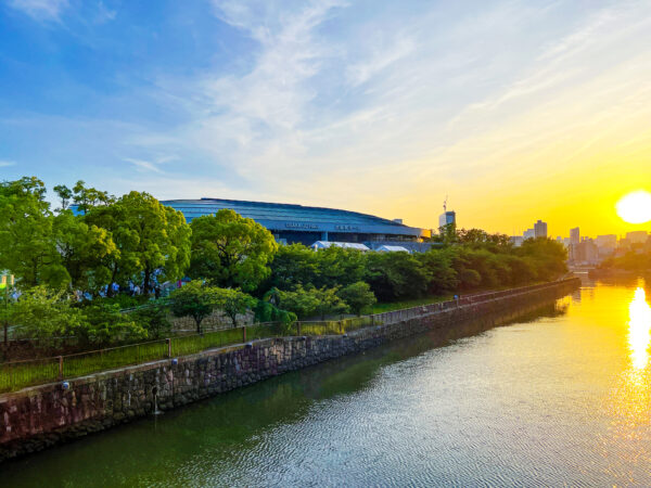 夕暮れの大阪城ホール